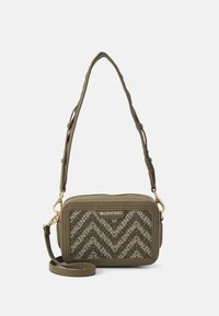 Borsa a tracolla verde oliva con un design testurizzato, caratterizzata da un motivo logo, dettagli in oro e una tracolla regolabile. Chiusura con cerniera in alto.