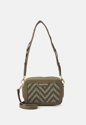 Axelväska i olivgrönt med texturerad design, prydd med ett logomönster, guldfärgade detaljer och en justerbar rem. Dragkedja upptill.