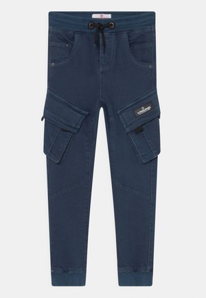 Pantalon cargo jogger bleu marine avec taille ajustable par cordon, poches avant, poches latérales à rabats, poignets côtelés et écusson du logo Vingino.
