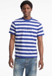STRIPED - Nyomott mintás póló - mehrfarbig grundton blau