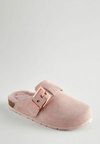 Rosa mockaläderklack med en rosaguldspänne, mjukt fuskpälsfoder och en formad korksula för komfort.