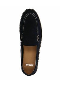 Scarpa slip-on in camoscio blu navy con cuciture visibili, interno beige e suola texturizzata. Senza lacci, presenta un design complessivo liscio.