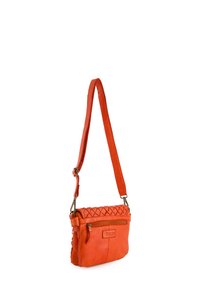 Orange læder crossbody taske med fletdesign på toppen, lynlås lomme og justerbar rem. Har en rektangulær form og glat tekstur.