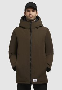Brun isoleret parka med høj krave og hætte, der har en lynlås foran og to lommer, lavet af glat, vandafvisende materiale.