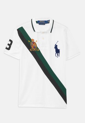 Camisa polo blanca con una franja diagonal verde y negra. Presenta el número 3 bordado, un escudo y el logo de un jugador de polo en color marino. Diseño de cuello clásico.
