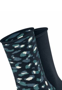 Dwie pary skarpetek: jedna w jednolitym ciemnym granacie, a druga w nierównych, abstrakcyjnych wzorach w odcieniach niebieskiego i białego, obie z prążkowanymi mankietami.