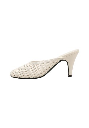 Mule tissée beige à bout pointu et talon fin de hauteur moyenne, avec un design facile à enfiler et un bord de semelle noir.