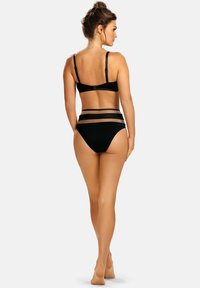 Czarny zestaw bikini z prostym krojem, posiadający regulowane ramiączka oraz przezroczyste akcenty na pasie, prezentujący gładką teksturę.