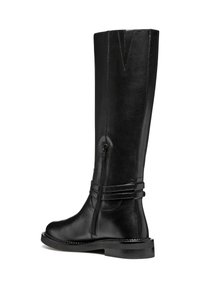 Bota de cuero negra hasta la rodilla con cremallera lateral, acabado texturizado y correas horizontales decorativas cerca del tobillo. Detalles de costura en el eje.