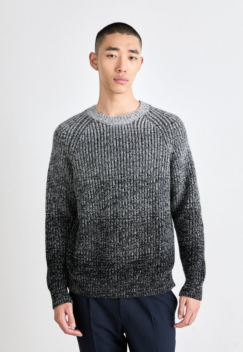 Maglione lavorato a maglia con design gradiente che va dal grigio chiaro al grigio scuro, texture a coste, scollo rotondo e maniche lunghe.