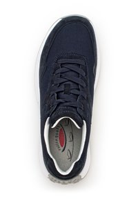 Baskets bleu marine avec des matériaux en maille et en daim, bout rond, semelle intermédiaire blanche, semelle intérieure texturée présentant un design rouge et gris, et lacets.