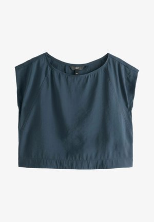 Top court bleu foncé avec une texture douce et lisse. Il présente des manches courtes, un encolure large et de subtils détails de couture diagonale.