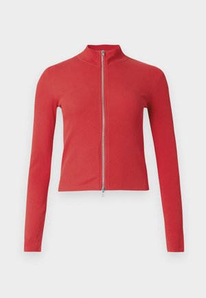 Röd ribbad långärmad kort jacka med hög krage och silverfärgad dubbel dragkedja framtill.