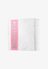 Emballage Biotherm présentant une boîte blanche avec un design texturé ondulé, des accents roses et un texte en relief, intitulé "AQUASOURCE" et "CELEBRATE".