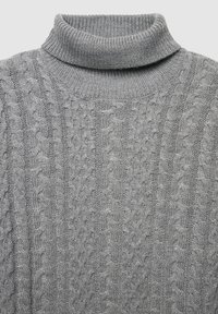 Szary sweter z golfem o splocie warkoczowym, charakteryzujący się wyraźnymi teksturowanymi wzorami, prążkowanym kołnierzem oraz miękkim, grubym materiałem.