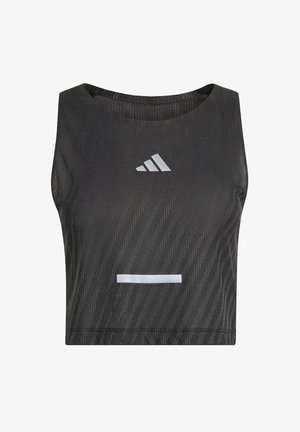 Zwart cropped sporttopje met een gestructureerd patroon, voorzien van een ronde hals, drie diagonale witte strepen en een zilveren Adidas-logo.