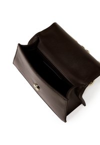 Braune Lederhandtasche mit strukturierter Form, sichtbar von innen, mit glatter Textur und einem Verschluss aus silbernem Metall.