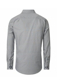 Koszula z długim rękawem w niebiesko-białe geometryczne wzory, z kołnierzykiem zapinanym na guziki i granatowymi guzikami przy mankietach. Wykonana z lekkiej tkaniny.