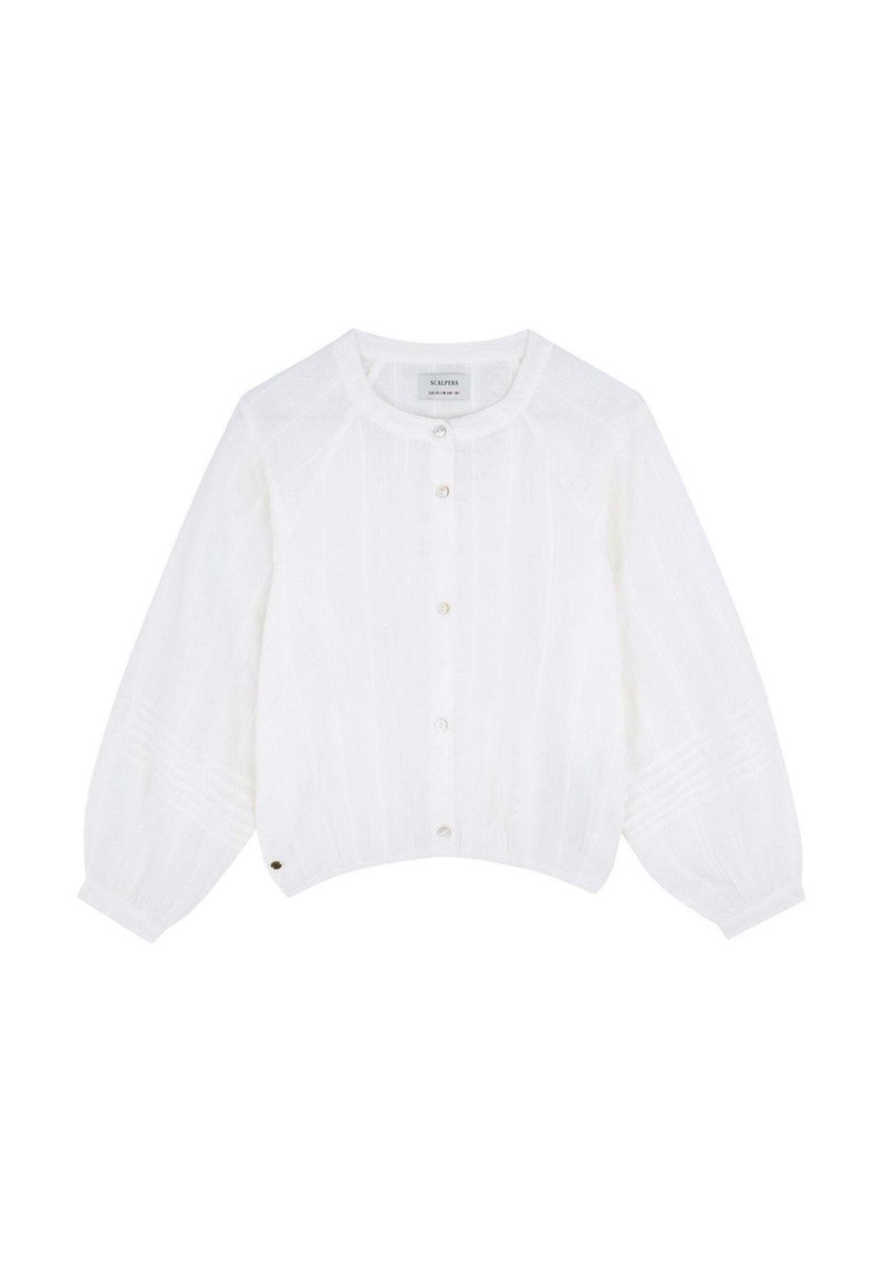 Blouse blanche courte en tissu texturé, avec un col rond, une fermeture à boutons sur le devant et des manches longues bouffantes avec des détails rayés subtils.