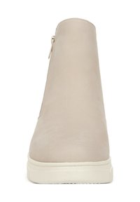 Stivale alla caviglia beige con una texture liscia, dotato di una cerniera laterale, punta tonda e suola in gomma bianca. Design minimalista.