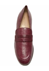 Mocassini in pelle bordeaux con finitura testurizzata e suola piatta. Presentano un design classico con una fascia decorativa sul collo del piede.