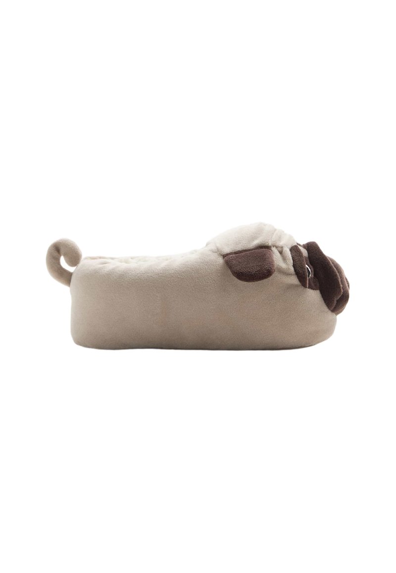 Pug-vormige pluche slof in tan en donkerbruin, met een zachte textuur, ronde oorreceptoren en een gekrulde staart, met gestikte gezichtsdetails.