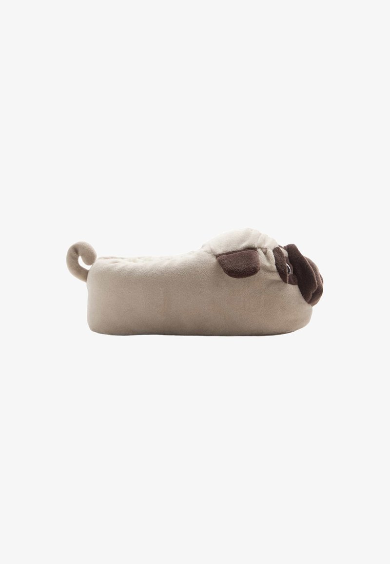 Pug-vormige pluche slof in tan en donkerbruin, met een zachte textuur, ronde oorreceptoren en een gekrulde staart, met gestikte gezichtsdetails.