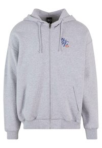Grå zip-up hætte sweatshirt lavet af blødt stof, med snørehætte, kængurulommer og broderet "NYC 93" i blå og orange.