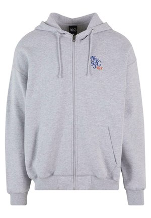 Grå hettejakke med glidelås, laget av myk tekstil, med snor i hetta, kengurulommer og brodert "NYC 93" i blått og oransje.