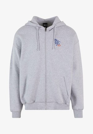 Szara bluza na zamek wykonana z miękkiego materiału, z kapturem na sznurku, kieszeniami kangurzymi oraz haftem "NYC 93" w niebieskim i pomarańczowym kolorze.