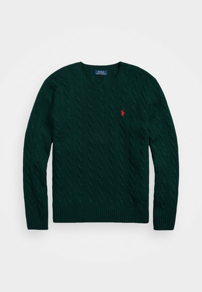 Pull en maille torsadée vert foncé avec un col et un ourlet côtelés, orné d'un petit logo rouge sur la poitrine gauche. Texture douce, manches longues.