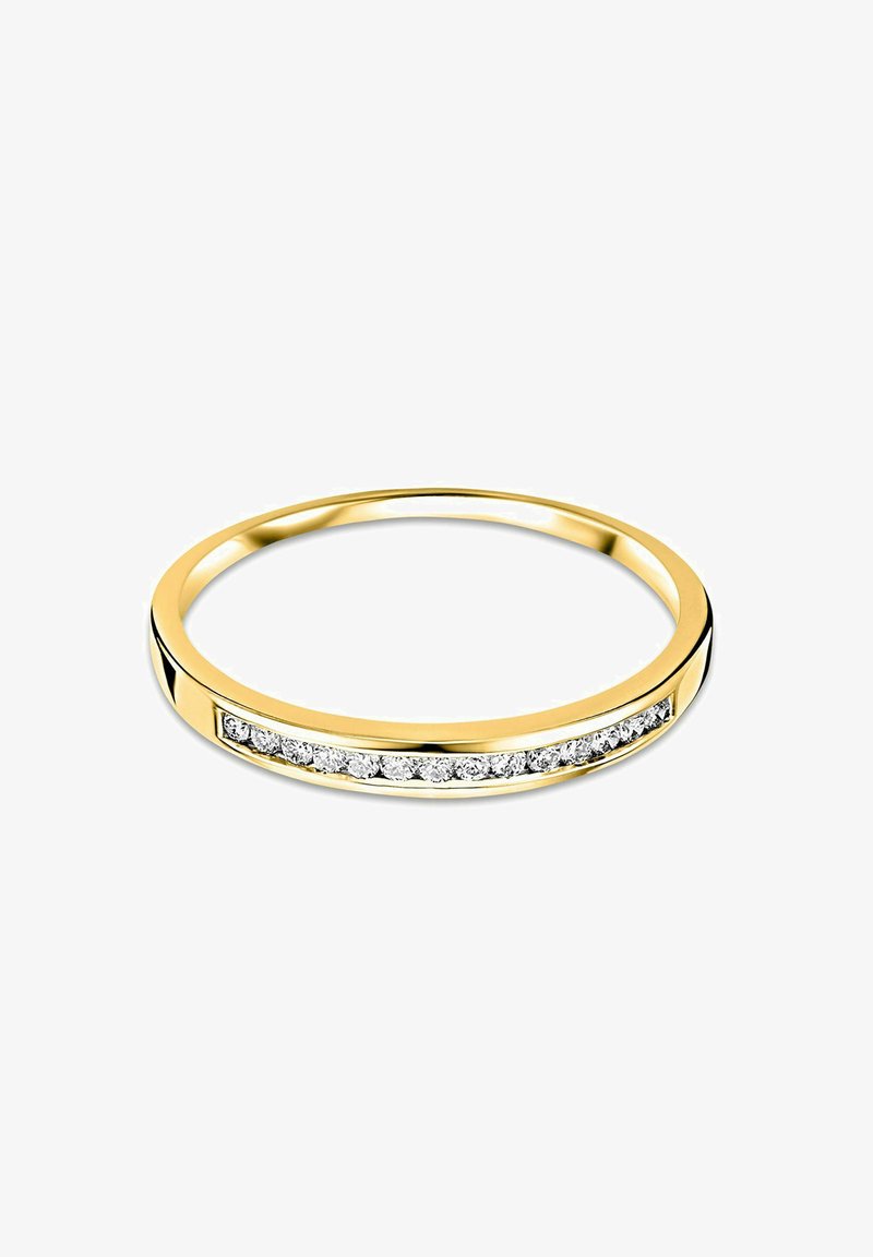 Zlati prstan z vrsto majhnih, prozornih draguljev, vdelanih ob vrhu, gladka zanka z visokim sijajem, okrogla oblika.