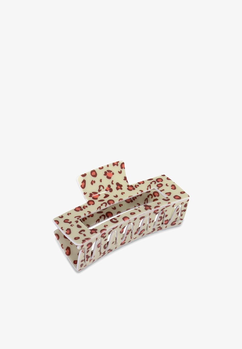 Clip per capelli con stampa leopardata, caratterizzato da una base crema con macchie rosse, progettato con bordi curvi e una struttura a graticcio aperto per una migliore presa.