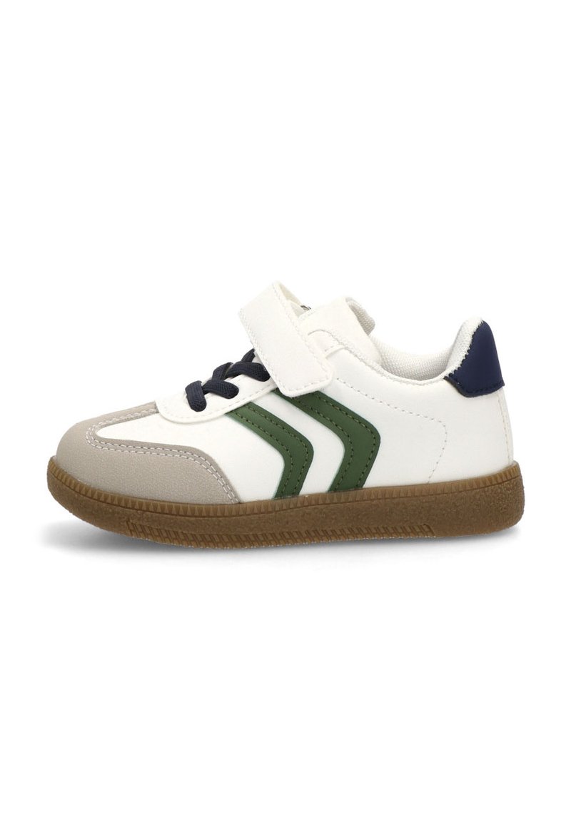 Deportiva blanca con acentos en verde y marino, que presenta una correa de velcro, una puntera texturizada en gris, suela de goma y un diseño de chevron lateral.