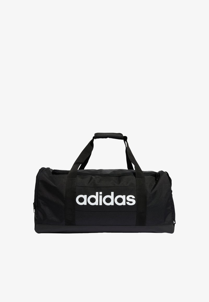 Černý sportovní batoh vyrobený z odolné tkaniny, vybavený výrazným bílým logem "adidas", dvěma uchy a zipovým uzávěrem.
