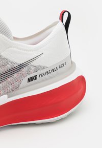 Nike Performance INVINCIBLE 3 - Utcai futócipők - white/black/fire red/cement grey/photon dust/university red