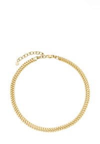 Goldfarbene, gedrehte Kettenhalskette mit verstellbarem Verschluss und einem kleinen runden Markenanhänger auf weißem Hintergrund.