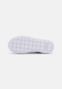 Semelle de chaussure en caoutchouc blanche avec un motif en diamant pour l'adhérence, des bords arrondis et une texture lisse. Pas de logos ni de couleurs supplémentaires.