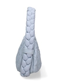 Lichtblauwe gevlochten leren tas met een gestructureerd oppervlak, ronde vorm en een enkel, smal handvat om te dragen.