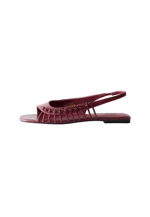 Sandale slingback en cuir bordeaux à bout ouvert, avec des nœuds décoratifs le long de la bride et une semelle plate.