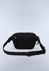 Černá látková ledvinka s kapsou na zip vpředu, nastavitelným popruhem a minimalistickým designem. Má zakřivený tvar a hladkou texturu.