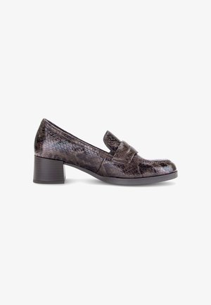 Donkerbruine damesloafer met lage blokhak en slangenhuidtextuur op een witte achtergrond, zijaanzicht.