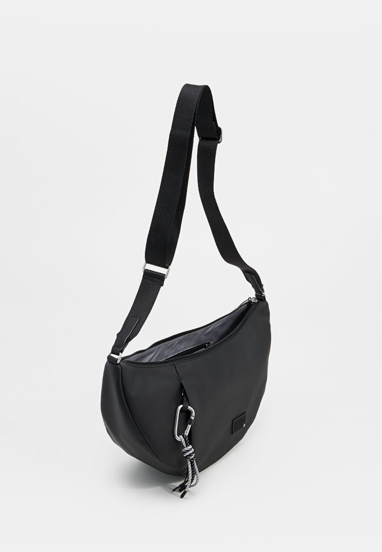 Schwarze Umhängetasche mit verstellbarem Träger, Reißverschlussverschluss und angebrachtem Karabiner mit schwarz-weißen Seil-Details, fotografiert auf weißem Hintergrund.