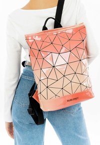 Würfelförmiger Rucksack mit einem Farbverlauf von Pink zu Orange und einer glänzenden Oberfläche, geometrischen, dreieckigen Mustern und einem schwarzen Tragegurt.
