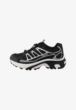 Schwarz-weißer Kappa Trailrunning-Schuh mit Mesh-Obermaterial, dicker gepolsterter Sohle und Schnellzugschnürung für den Außeneinsatz.