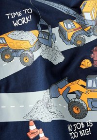 Tkanina o tematyce budowlanej Tonka przedstawia bajkowe pojazdy w kolorze szarym i pomarańczowym. Na tkaninie znajdują się napisy "CZAS DO PRACY!" i "ŻADNE ZADANIE NIE JEST ZA DUŻE!"