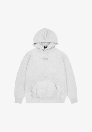 Jasnoszara bluza z kapturem z kieszenią z przodu i małą metką z logo na klatce piersiowej. Kapuś znajduje się na górze, co podkreśla swobodny styl.