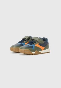Des baskets vertes et marines avec des accents orange et bleu, des fermetures à lacets et en Velcro, une semelle en caoutchouc texturée et un design sportif.