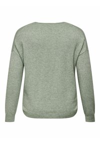 Zelený pletený svetr s kulatým výstřihem, dlouhými rukávy a žebrovanými manžetami. Měkká textura s mírně volným střihem a rovým lemem.