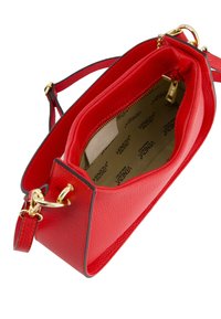 Sac en cuir rouge à bandoulière avec quincaillerie dorée. Il présente un extérieur texturé et un intérieur doublé, mettant en avant une poche zippée et des détails de logo.